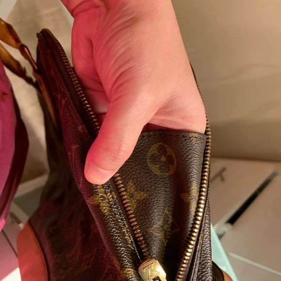 Lv Monogram - Picture 3 of 5